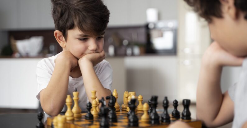 Zdjecie autorstwa Freepik gra w szachy 1